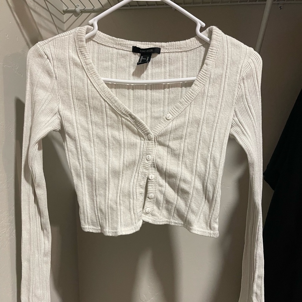 FOREVER 21 WHITE V BUTTONED DOWN RIBBED SHIRT.